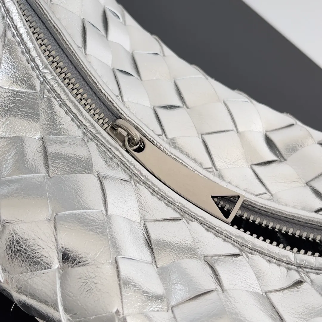 Batch 1160 Bottega veneta͙.——The latest woven knotted hobo🔥 The top-grade lambskin leather is very soft, the bag shape is unique, practical and durable. It retains the traditional woven elements while being a little more flamboyant ~ Made of hand-woven sheepskin, zipper opening and closing, curved seamless structure, effortless to match. Highly recommended⚠️⚠️⚠️ The highest-end in the market🌈 Welcome to compare [all shipped from the factory with a full set of packaging] size: 26x13x8.5cm.    Model: 651876